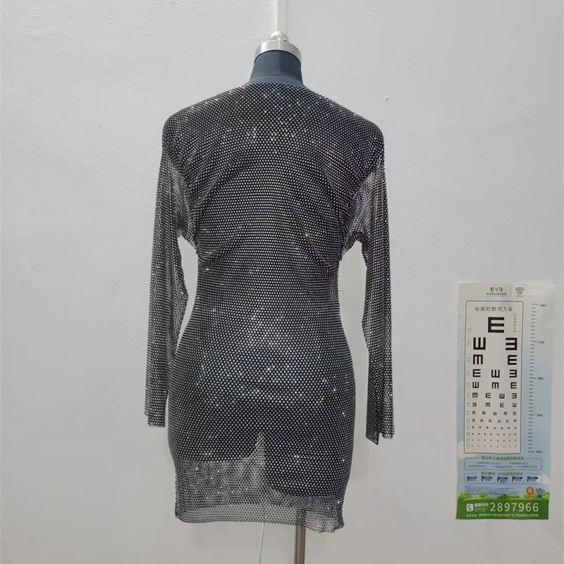 Großartiges Damen-Minikleid mit glänzenden Strass-Steinen, Fischnetz-Design, langen Ärmeln, durchsichtig, figurbetont, für Party und Clubwear, Sommerkleid 2026 – Detail 7