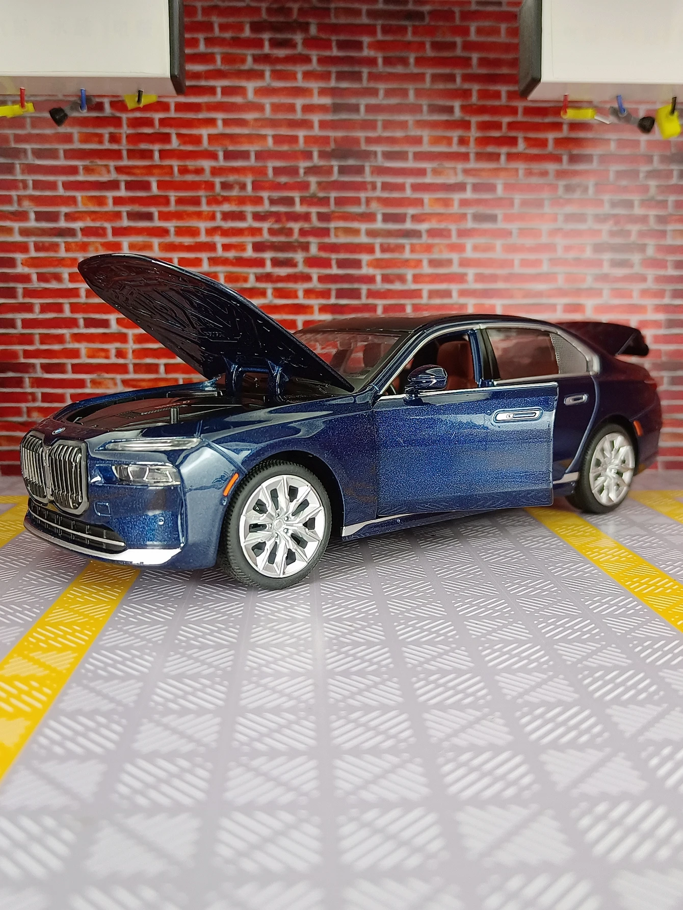 1:24 BMW 7 Series i7 G70 سبيكة لوكسي نموذج سيارة دييكاست المعادن النقية المركبات الكهربائية ليموزين نموذج سيارة ضوء الصوت لعبة أطفال هدية