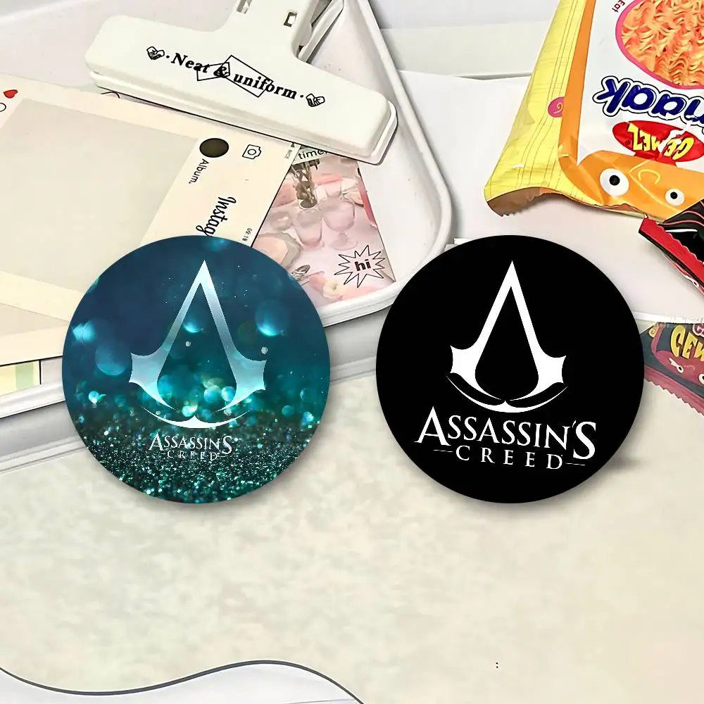 قاتل أنيمي CREEDS 58 مللي متر لطيف أنيمي الشكل أيقونة شارة اليدوية صفيح بروش لحقيبة الظهر الملابس الصدر حلية الهدايا