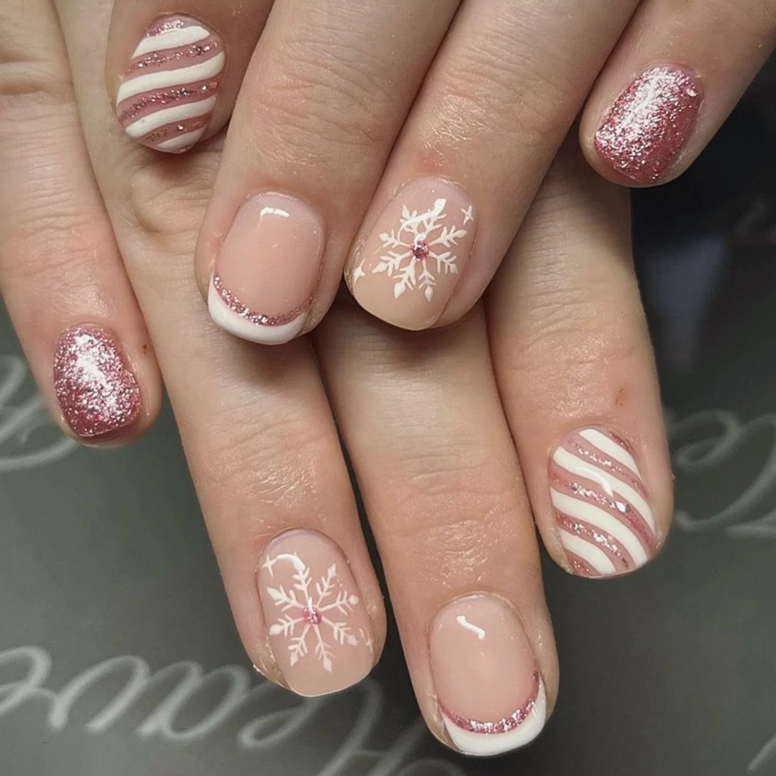 

24pcs Christmas Press On Nails Glitter Pink Snowflake Random Stripe Designs Xmas False Nails White French Short Square Fake Nail
