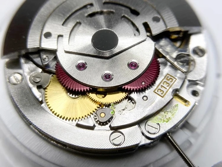 อุปกรณ์เสริมนาฬิกาแบบกำหนดเอง vs. อะไหล่นาฬิกาจากโรงงาน SuperClean รุ่นเปลี่ยนกลไก 3135 พร้อมสปริงสีน้ำเงินและตัวกันกระแทก KIF