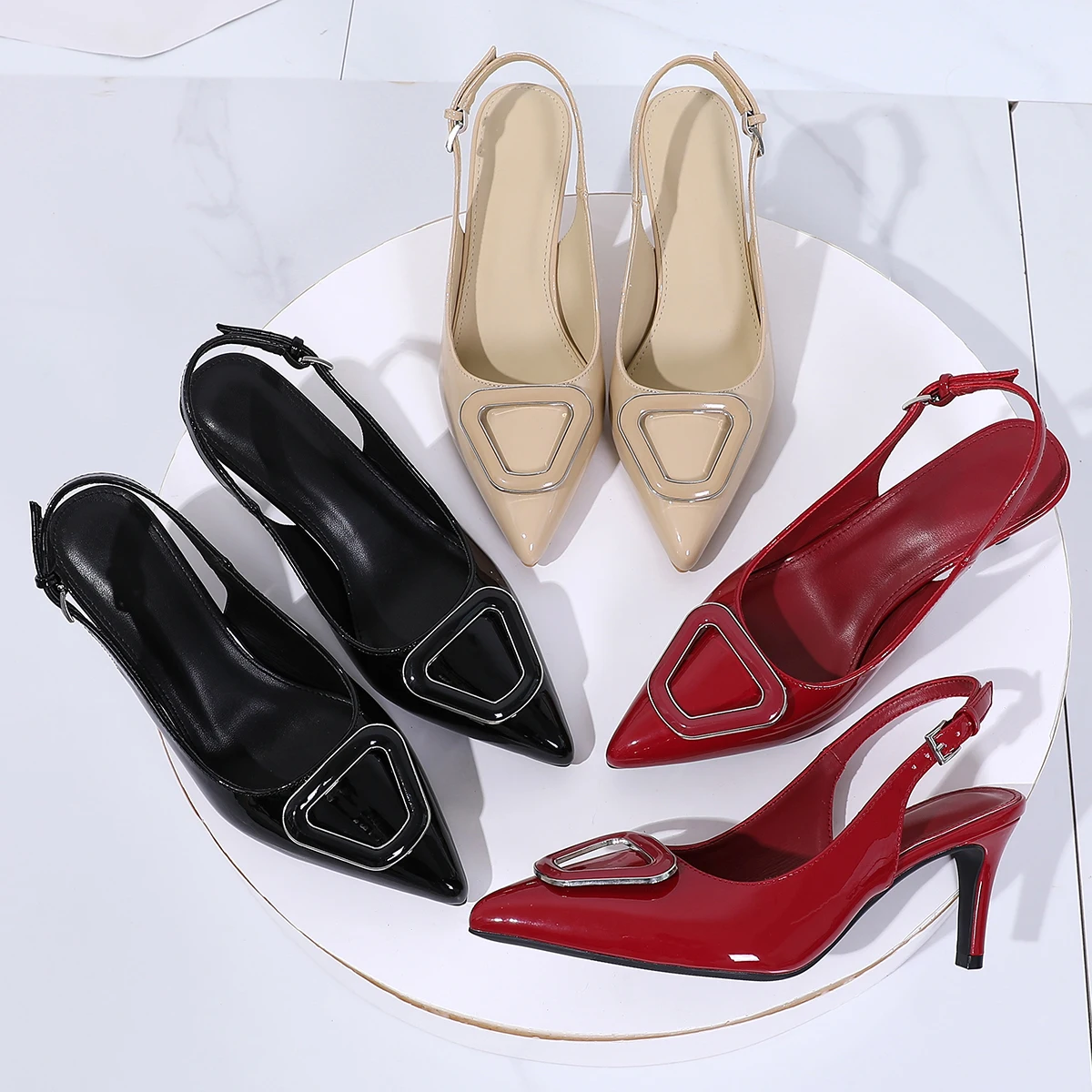 حذاء نسائي جديد لعام 2025 بإبزيم معدني على شكل مثلث بمقدمة مدببة وكعب عالٍ من الجلد اللامع وكعب هريرة، حذاء أنيق للحفلات المكتبية بكعب ستيليتو