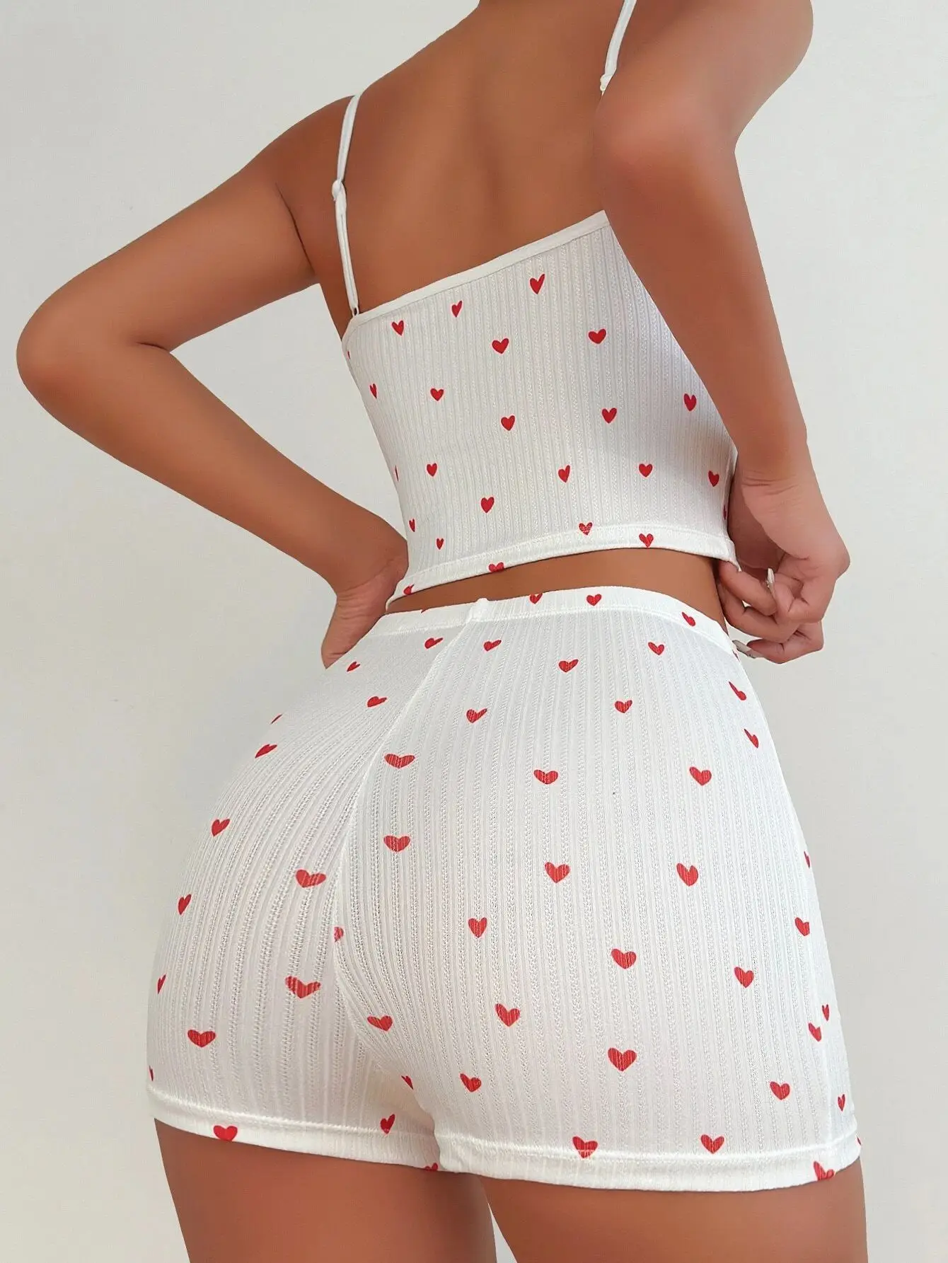 Весенне-летний повседневный пижамный комплект с принтом сердца для женщин, одежда для сна, укороченный топ на бретельках с открытой спиной, узкие шорты с высокой талией, одежда для дома