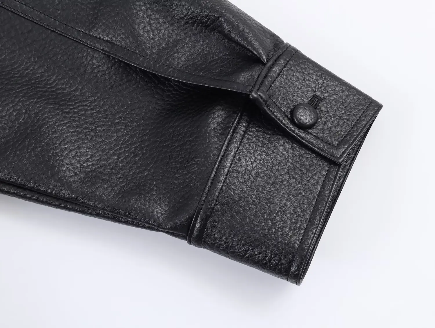 เสื้อแจ็คเก็ตหนังเทียมแฟชั่นใหม่ประจำฤดูหนาวปี 2025 ของ DiYiG WOMAN พร้อมปกขนสัตว์เทียมที่ถอดออกได้ ดีไซน์เก๋ไก๋แบบกระดุมสองแถว