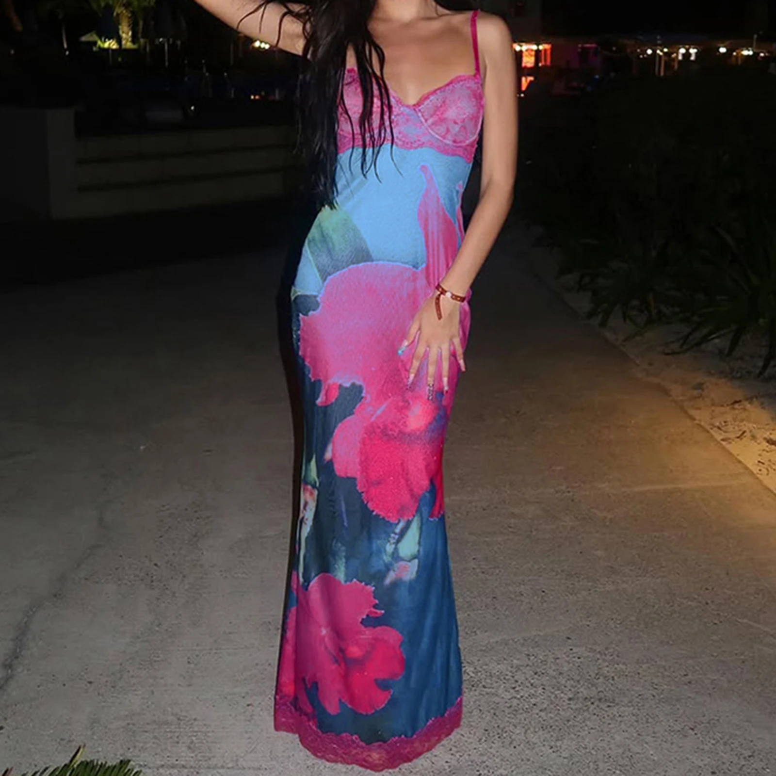 فستان كومباسكي للسيدات صيفي مزين بالزهور والدانتيل وفتحة رقبة على شكل V عميقة وحزام سباغيتي قابل للتعديل بدون ظهر فستان كامي طويل