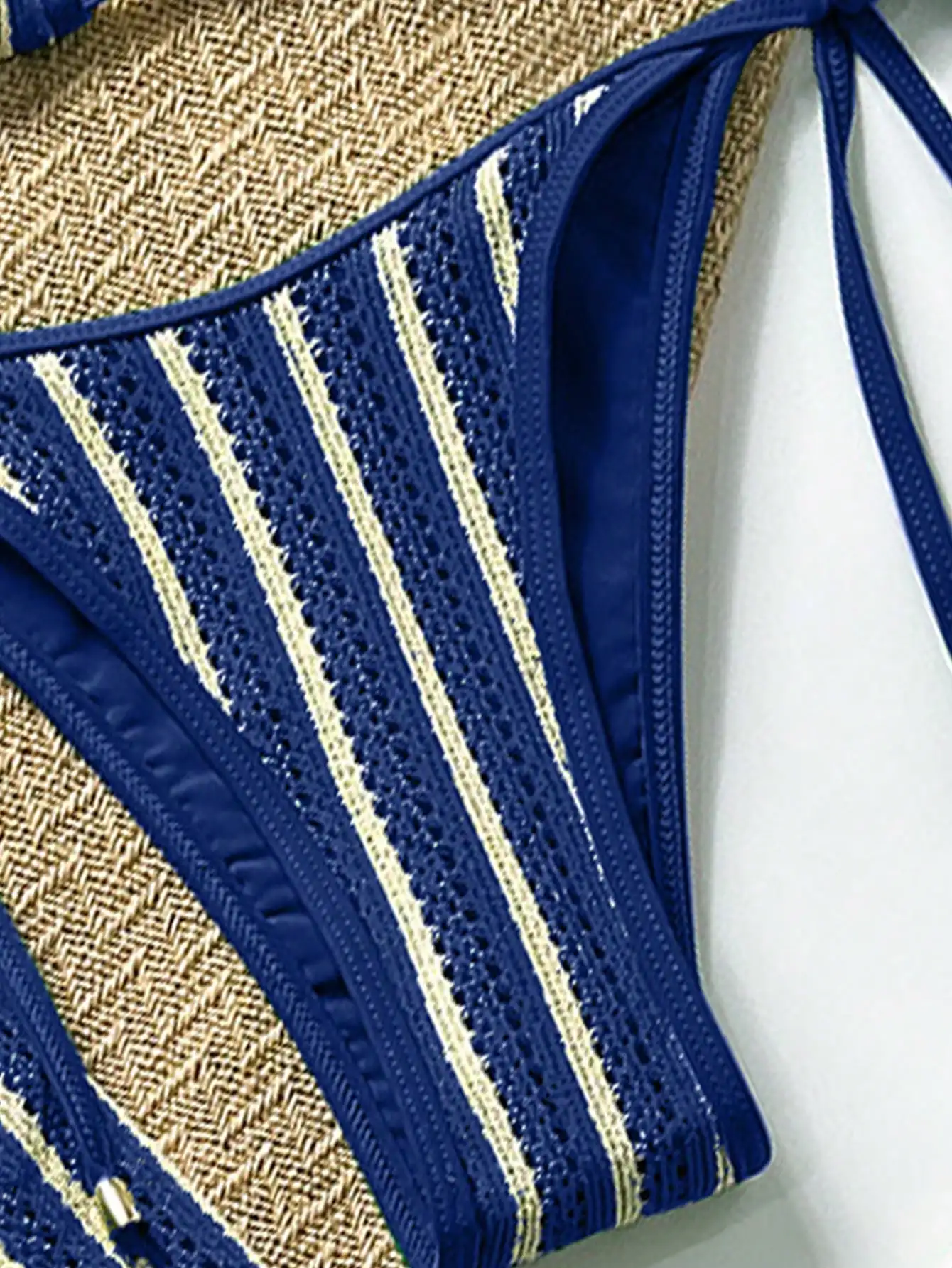 

Комплект из 3 предметов: женский крючковый купальник-бикини с пляжными шортами-накидкой, синий в полоску