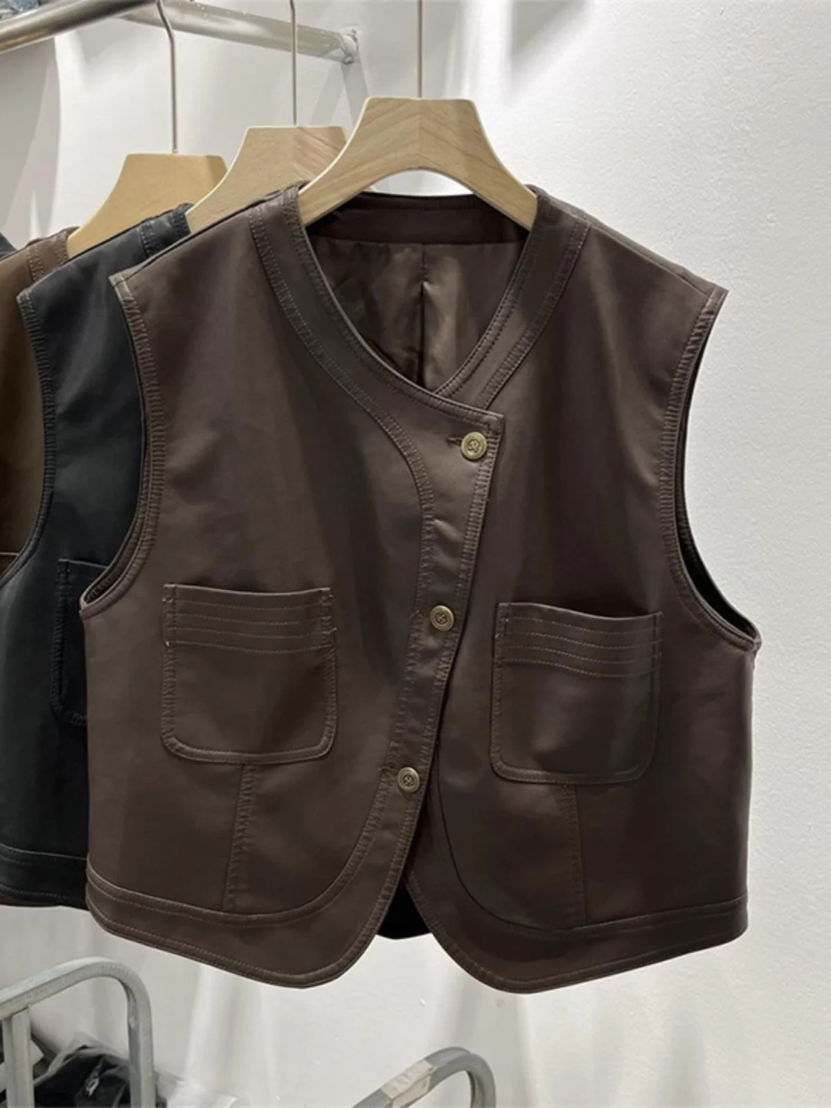 Spring 2025 Women's Short Sleeveless Vest Jacket Korean Retro Style Commute Fashion Single Button Polyester Fiber 18-24 Years...