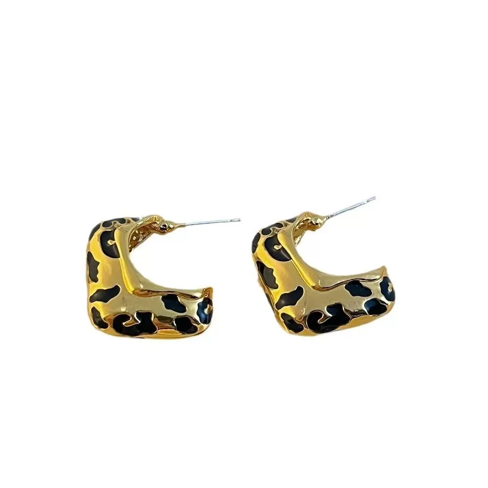 

Leopard Irregular C Hoop Earrings Women Round Face Slimming Metal Vintage Unique Niche 2026 Edgy Simple