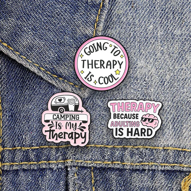 �Therapie zu gehen ist cool“ – Emaille-Abzeichen, „Erwachsen werden ist schwer“ – Zitat-Anstecker, Brosche mit mentaler Gesundheit, Humor, Schmuck, Geschenk – Detail 2