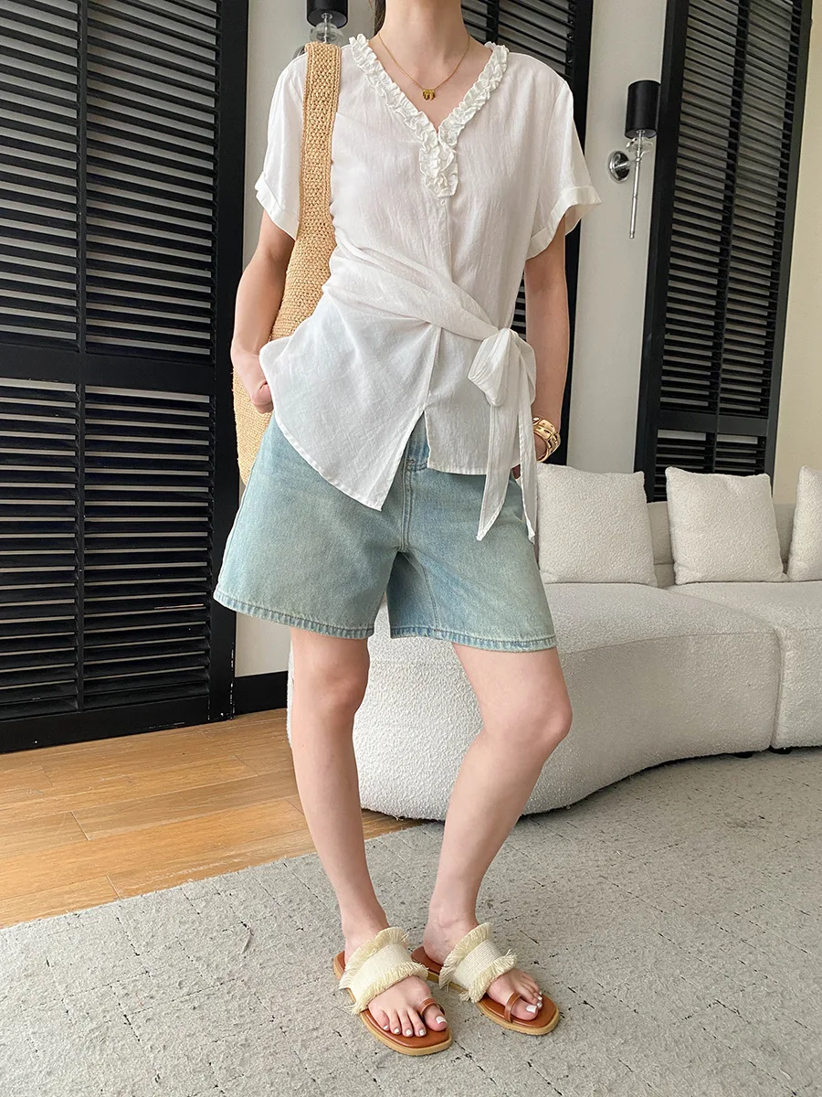 Sommerliches Damen-Shirt in unifarbenem Design mit V-Ausschnitt, Bördelkante und Taillenband, Kurzarm – Detail 6