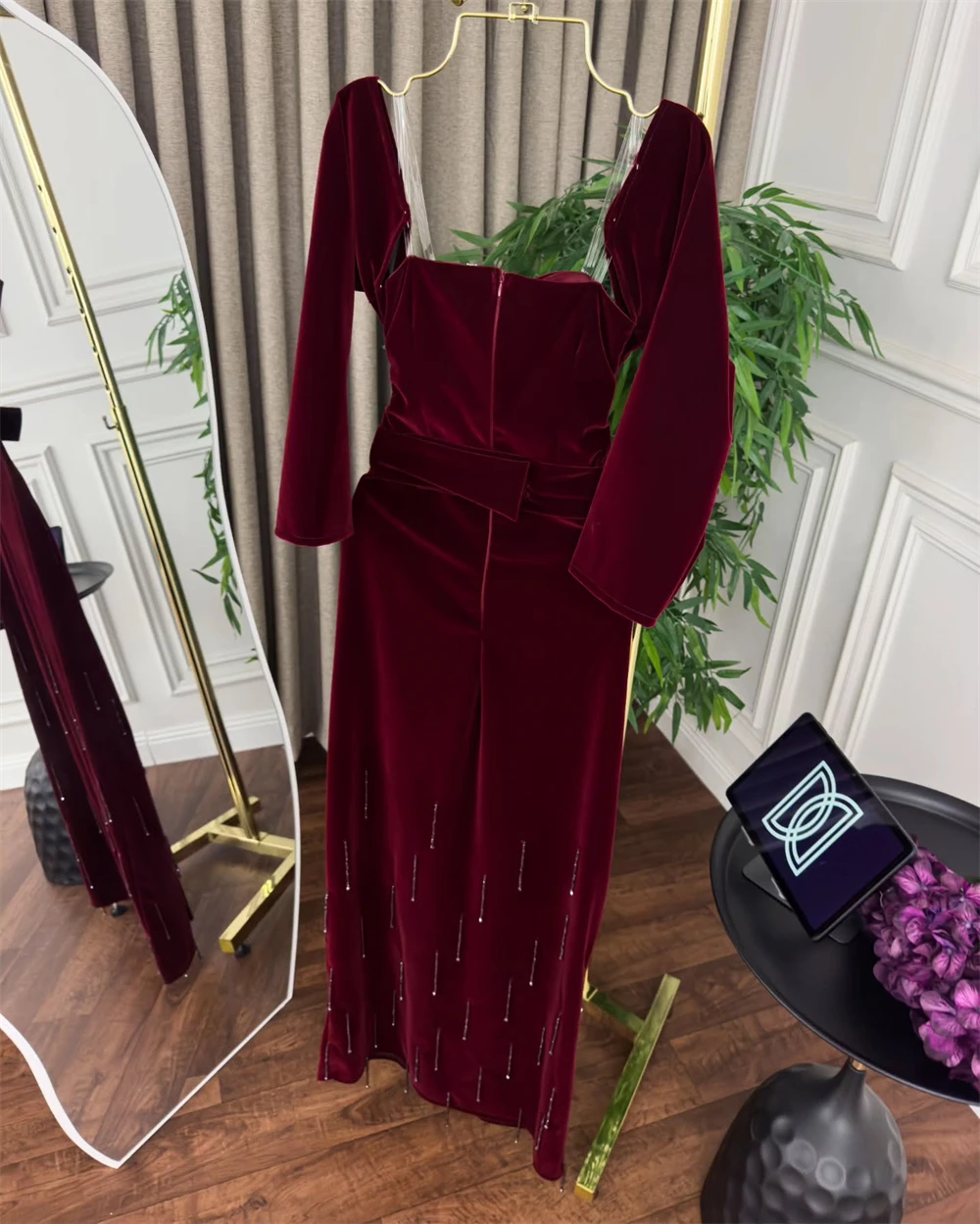 Вечернее платье по индивидуальному заказу. Изысканное бордовое бархатное платье с открытыми плечами и длинными рукавами. Прямые хрустальные платья для особых случаев.