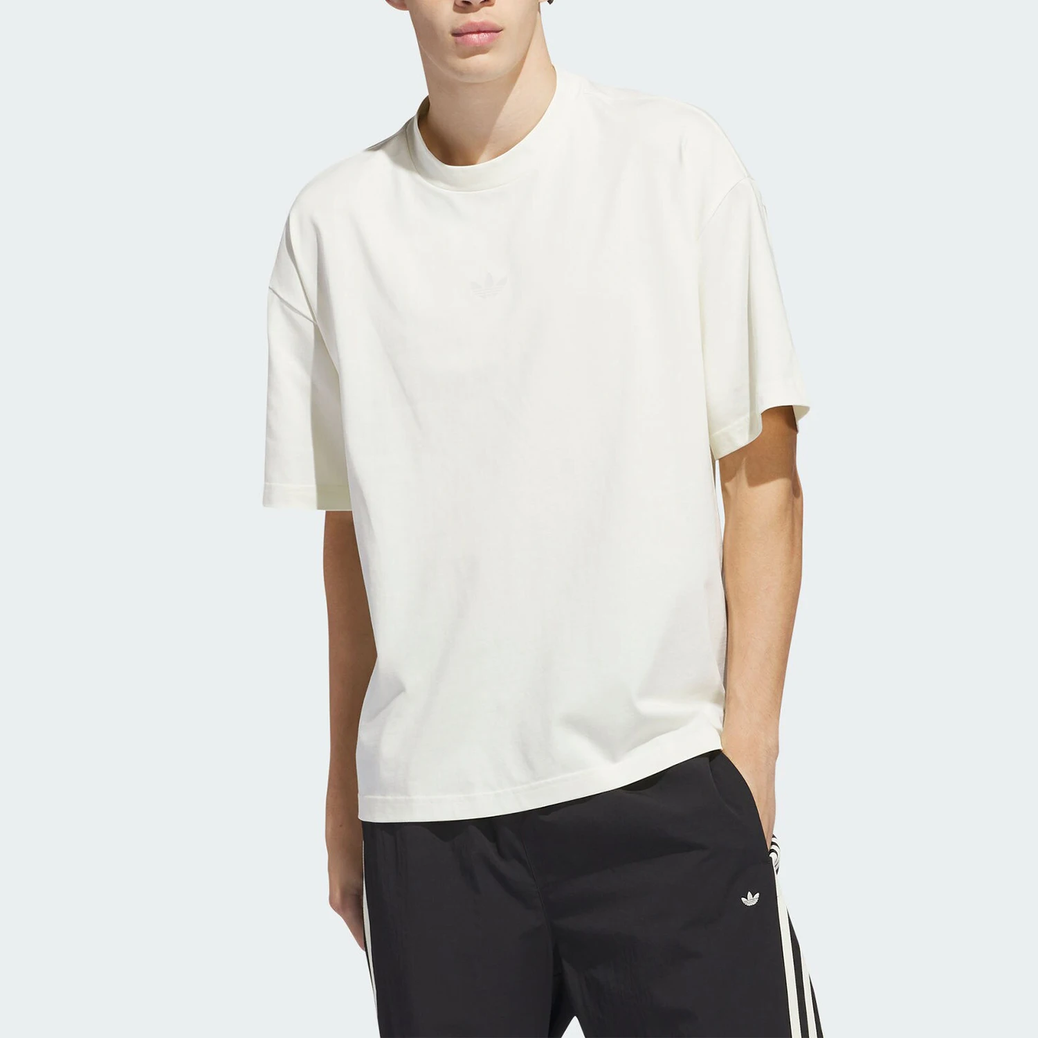 

Официальная оригинальная спортивная минималистичная футболка Adidas CLASSIC TEE IR6383