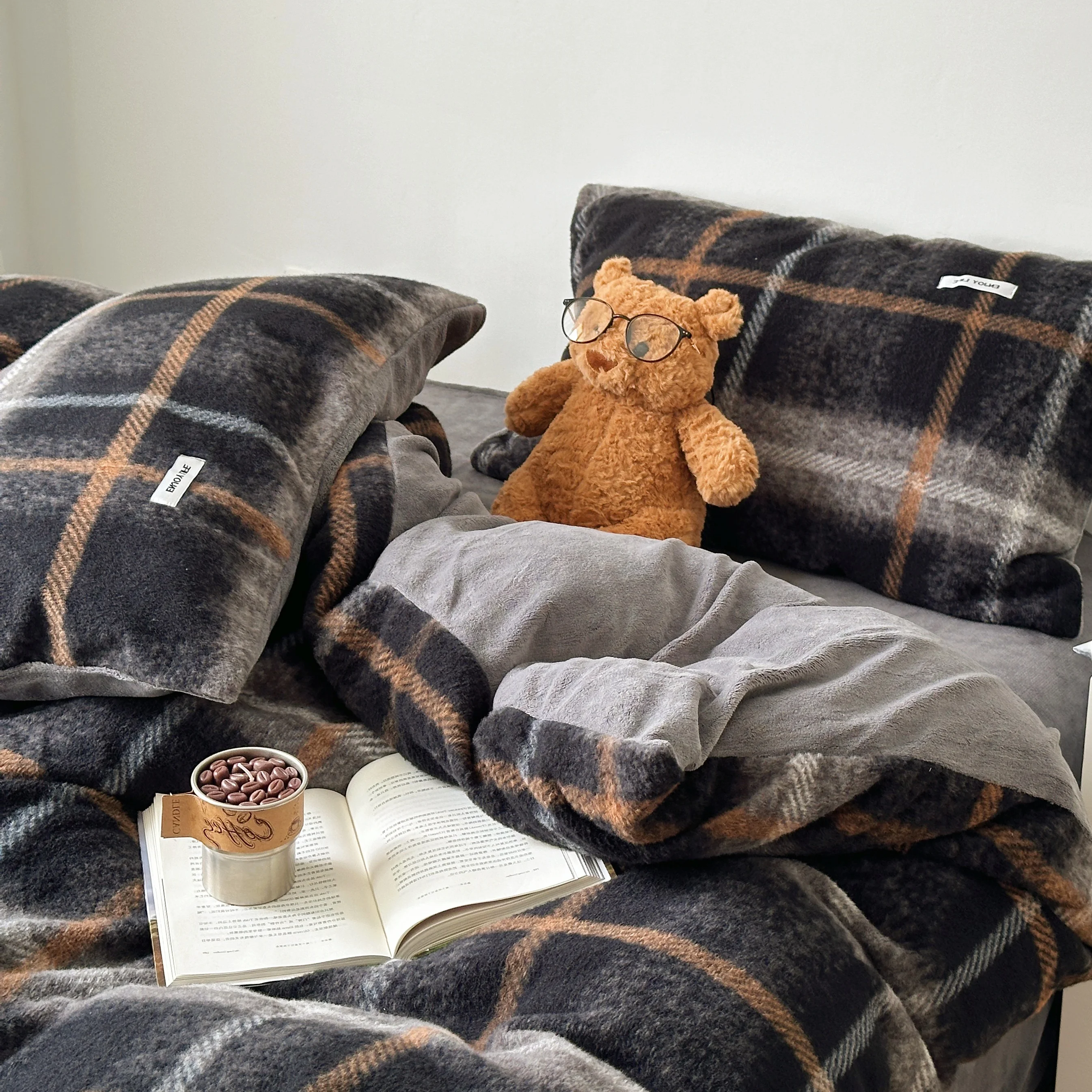 

Comfortable Woolen Milk Velvet Thiened Autumn Winter Four-Piece Bedding Set Plaid Blogging Sle Skin-Friendly Universal Use