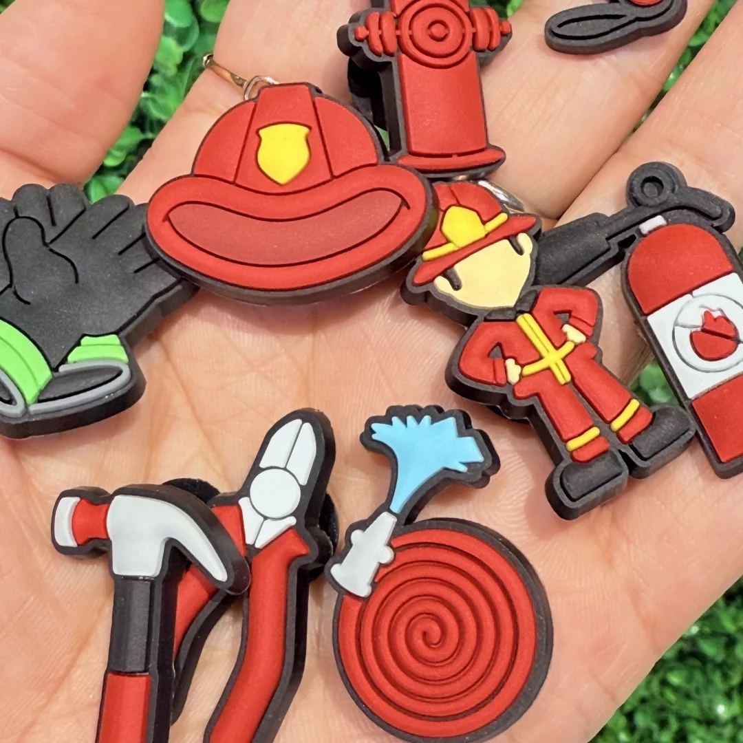 1-11PCS 만화 화재 장비 소방관 장갑 헬멧 PVC 구두 매력 DIY 구두 Aceessories 맞는 나막신 버클 장식