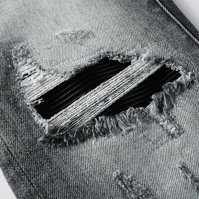 Celana jeans pria model baru yang modis, elastis, berlubang, dengan efek pencucian nostalgia retro hitam abu-abu, merek hip-hop.