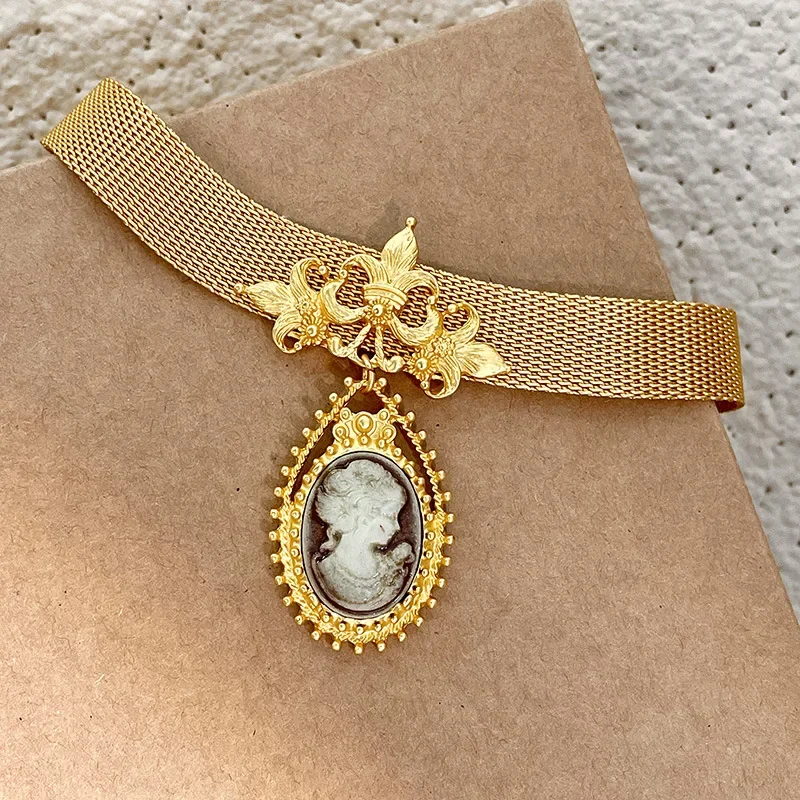 Vintage Metal handmade necklace Fashion Oval Portrait pendant necklace collarbone chain women\'s statement jewelry gift