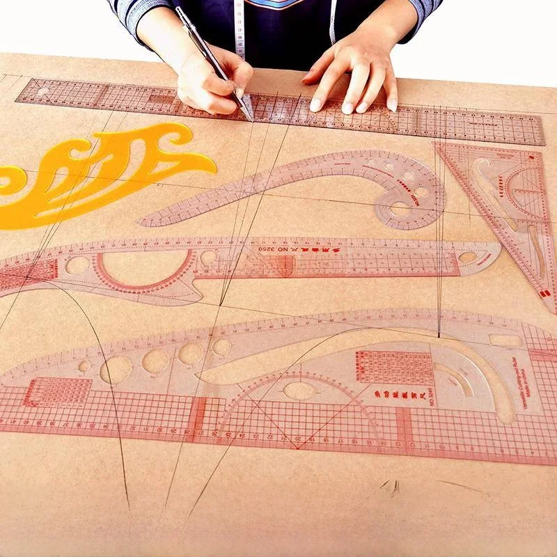 

Многофункциональная линейка для создания выкроек и раскроя одежды — незаменимый инструмент для начинающих в шитье и рукоделии.