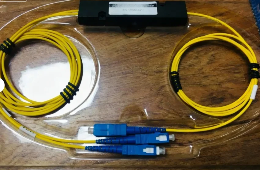 WDM wavelength division multiplexing, combiner, divider. Network 1310.1490/TV 1550 integrated transmission.