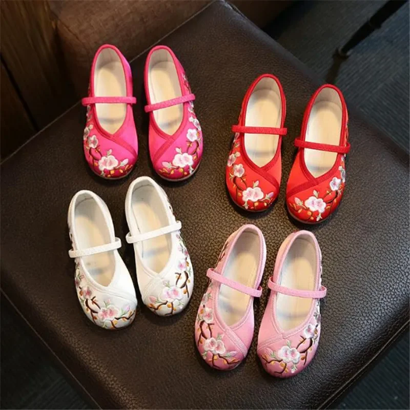 2024 New Retro Silk  Girls\' Cloth Shoes Manual Flower Embroidered Chinese Style Girls Casual Shoes National Wind Dance Shoes