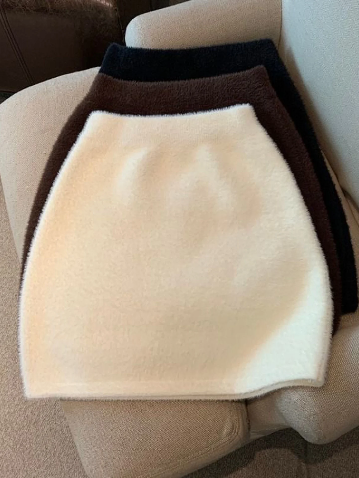 White Mink Half Skirt Women's Autumn Design  High Waist A-Line Bodycon Plush Short Skirt Korean Style Commute Pure Color