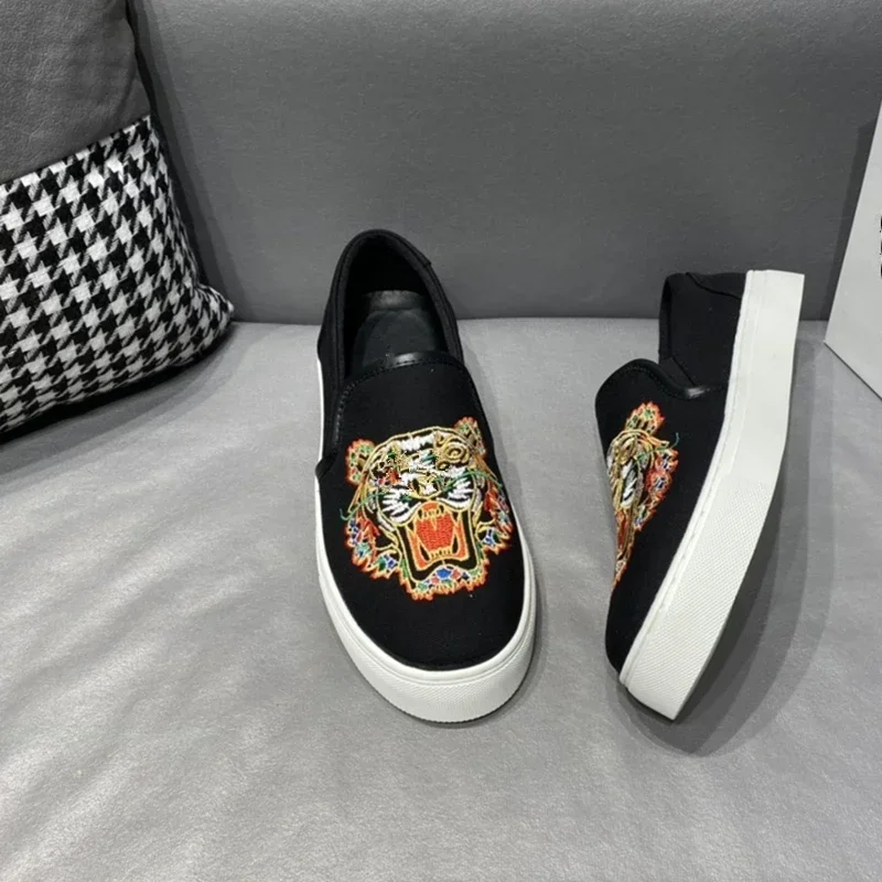 Japanese Korean Style Fashionable Loafer Canvas Tiger Head Embroidered Pattern Flat Bottomed Men\'s Casual Sports Shoes