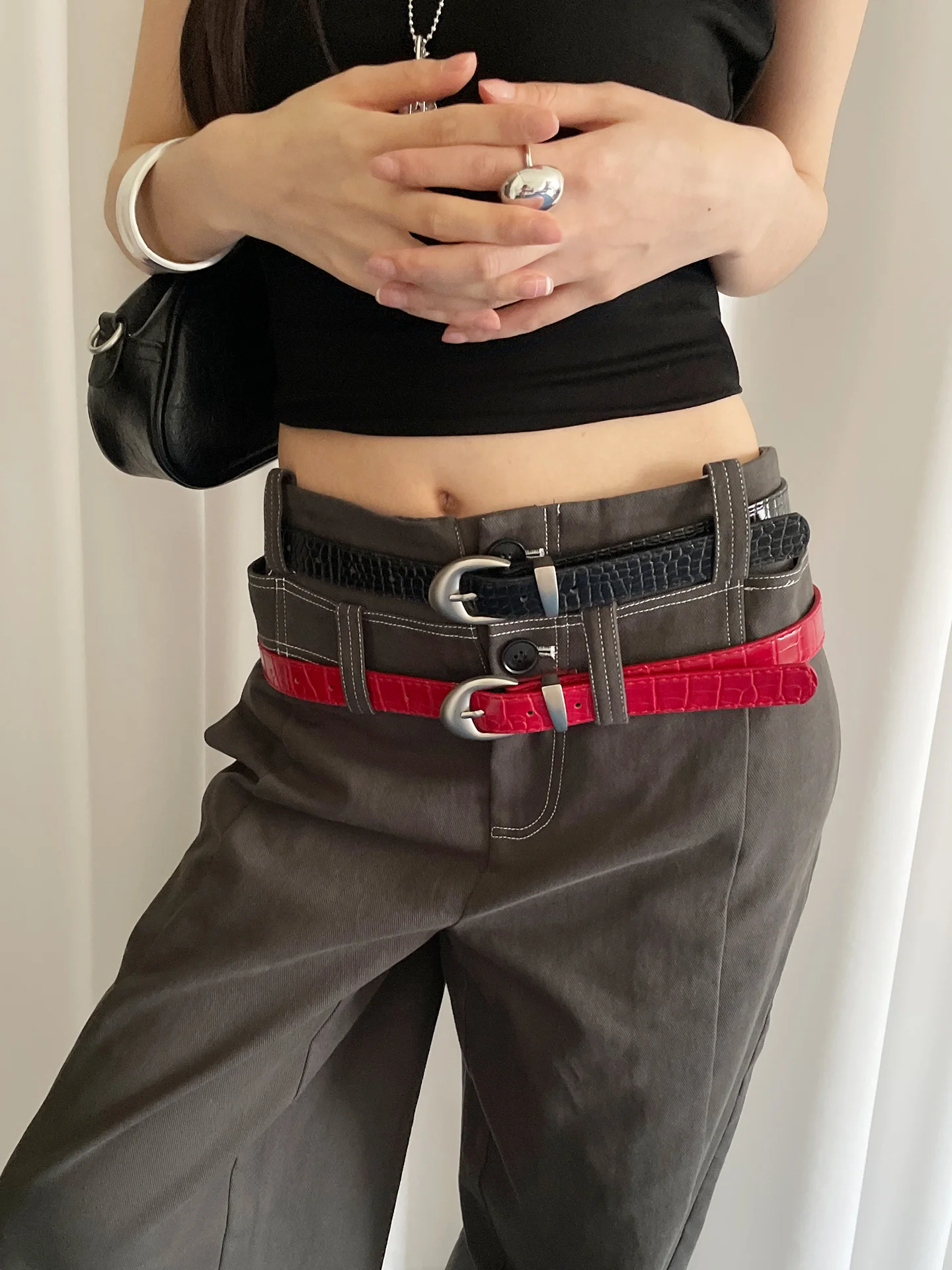 الراقية نمط التمساح الأحمر رقيقة حزام للنساء 2025 جديد المتخصصة حزام الموضة للتنانير والجينز