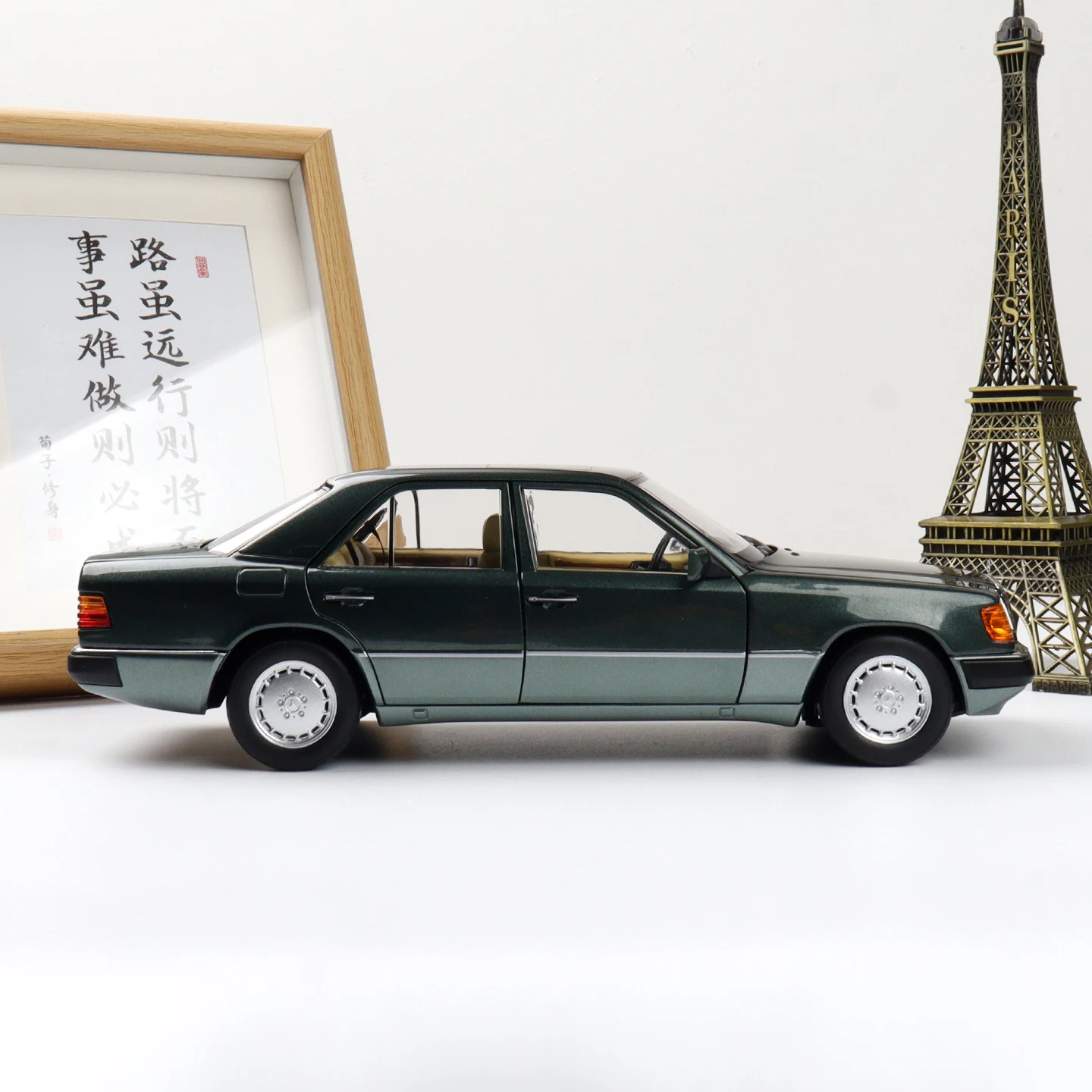 Norev Mercedes-Benz 230E W124 1:18 Die-Cast Metal Model