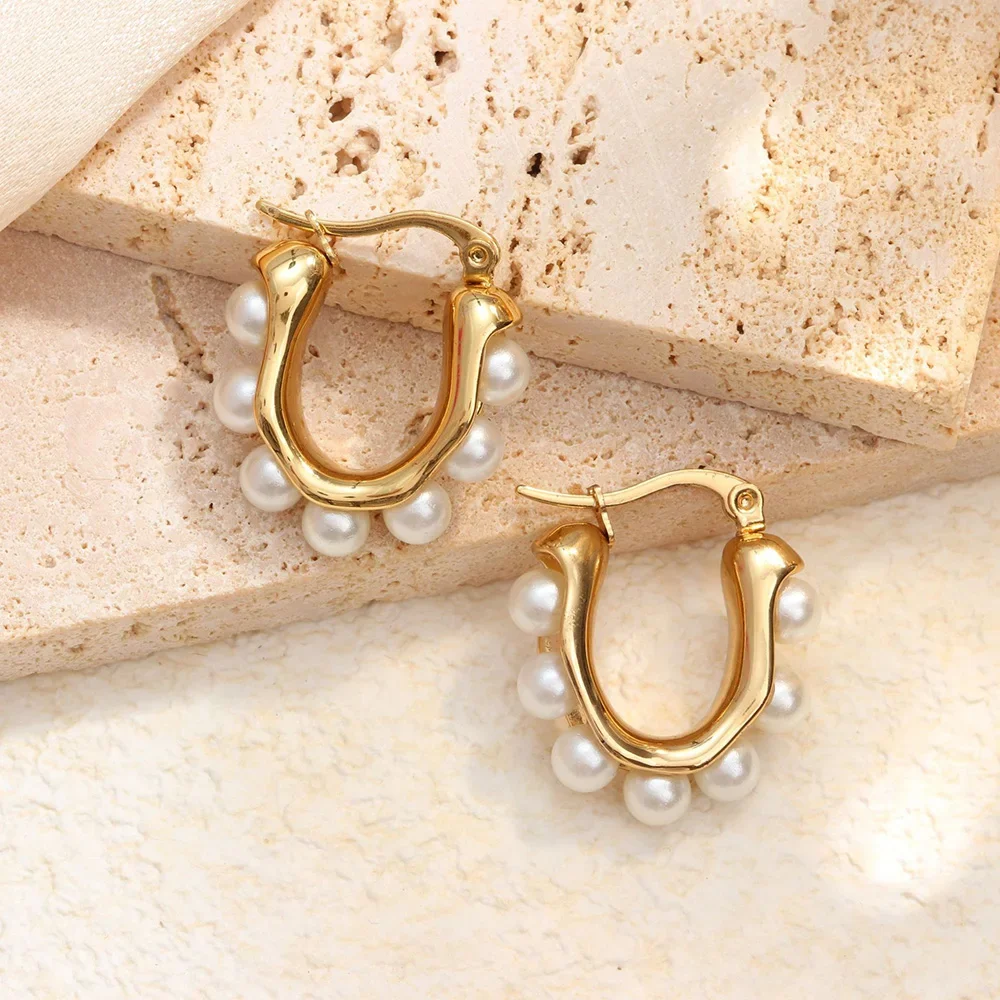 Pendientes de perlas en forma de U para mujer, aretes de aro chapados en oro, diseño único Irregular, joyería de uso diario, resistente al agua, novedad