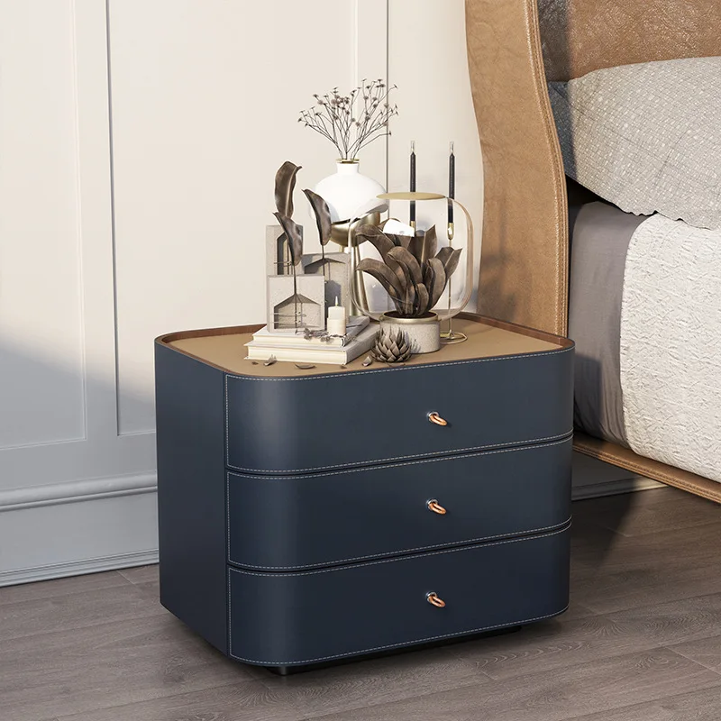 طاولة بجانب السرير من الخشب الصلب الإيطالي البسيط، وخزانة حافة من الجلد، وخزانة صدر بثلاثة أدراج لغرفة النوم، باللون الأزرق الملكي الراقية