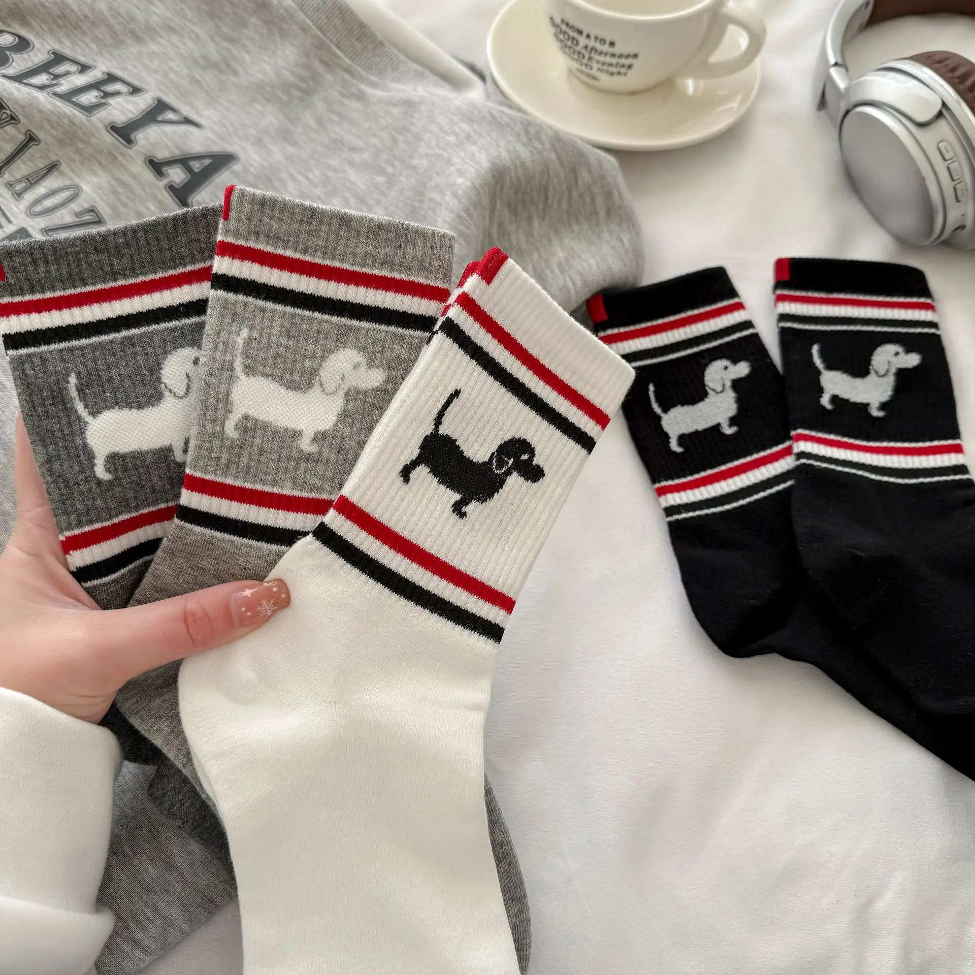 Fashion Jacquard Mid-tube Socks Classic Striped Black, White and Grey Socks Personality Cartoon Cotton Socks for Men and Women