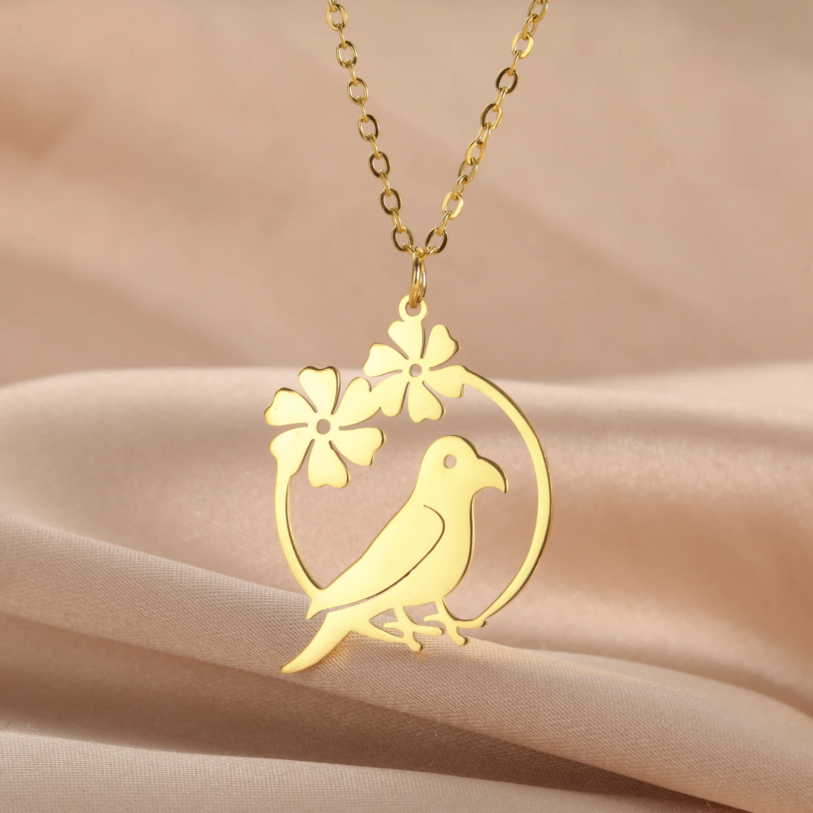 Bird garland necklace stainless steel women's round parrot animal flower pendant creative jewelry gift wholesale