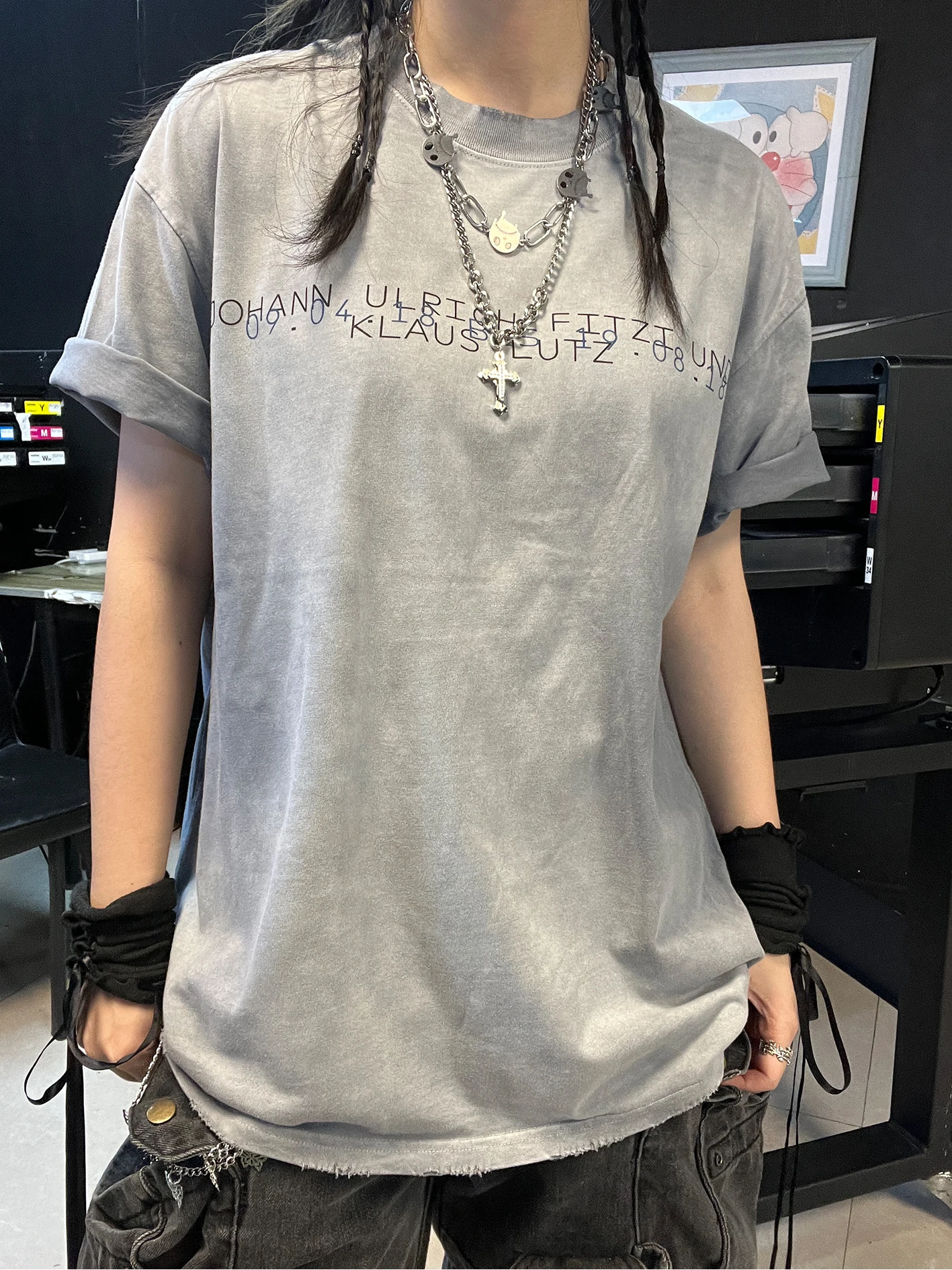 camiseta-de-manga-corta-estilo-americano-con-degradado-en-la-linea-del-hombro-letras-con-lineas-horizontales-negras-top-inf