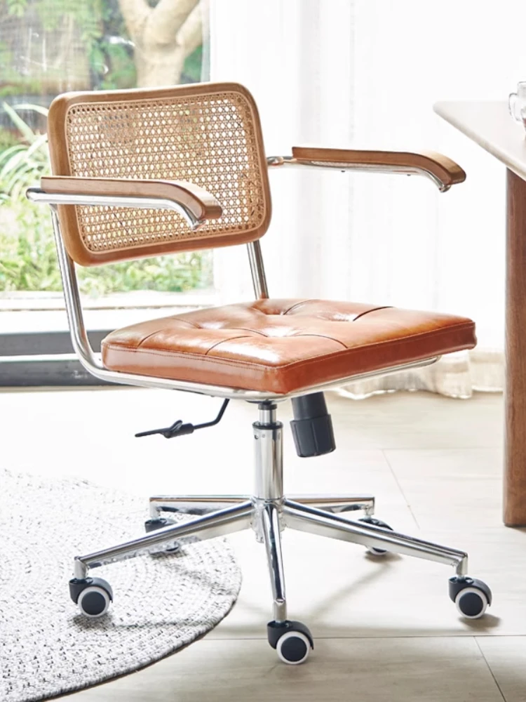 Haushalts-Bürostuhl aus Rattan. Moderner, einfacher, anhebbarer Computerstuhl aus Rattan