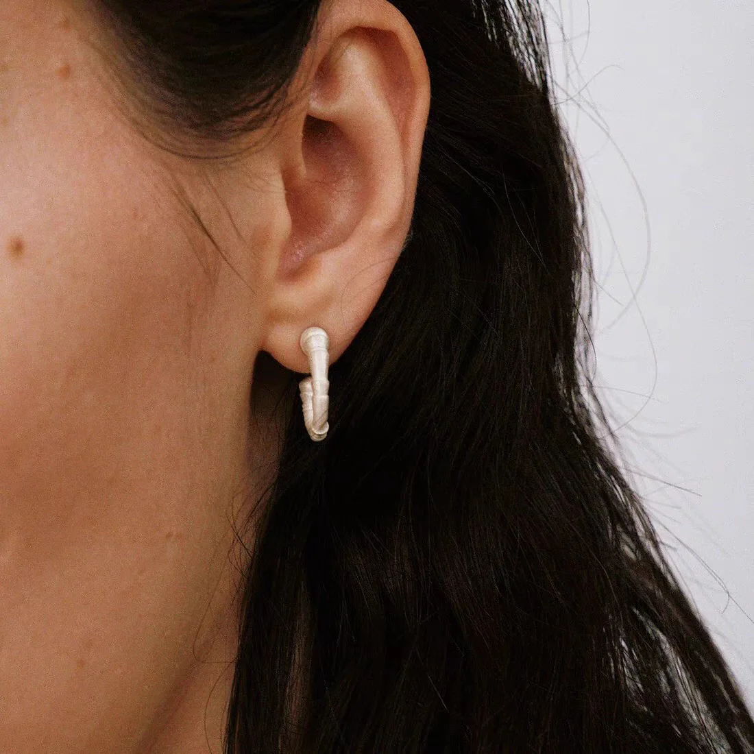 

Ouyang Nana Same Small Screw Corner Earrings Niche Design High-end Versatile Texture Jewelry Stud Earrings