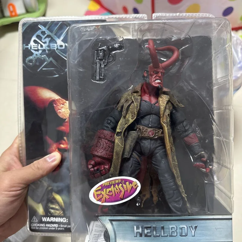 Mezco Hellboy figura de acción ensamblar estatua en Stock Hellboy 2004 gabardina "Hellboy" variante colección modelo juguetes decoración