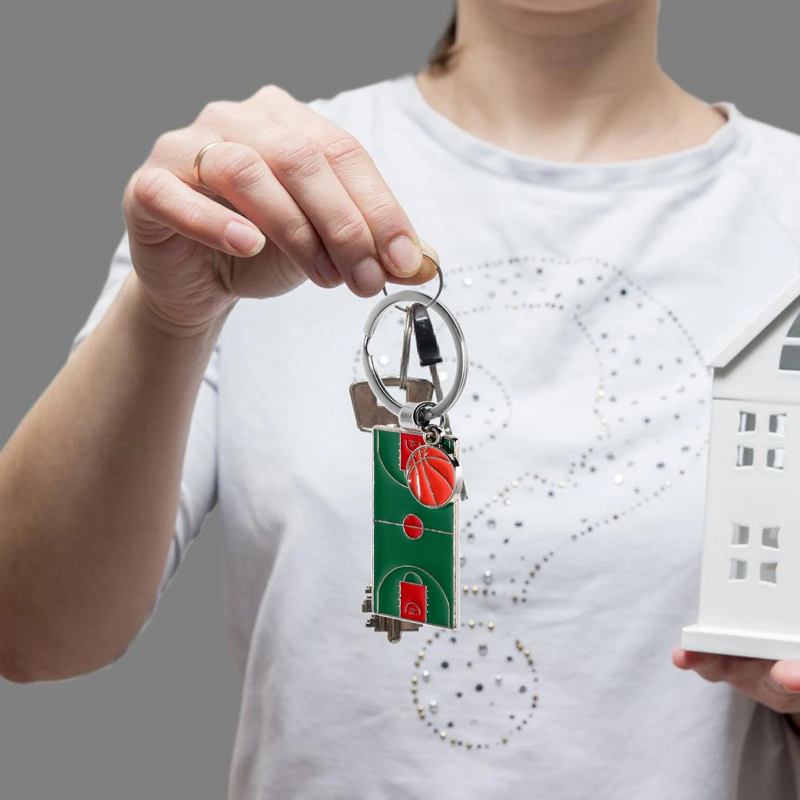 

2 шт., брелок для баскетбольной площадки, прочный стильный сувенир для баскетбольной игры, спортивный брелок на открытом воздухе для сумок, рюкзаков