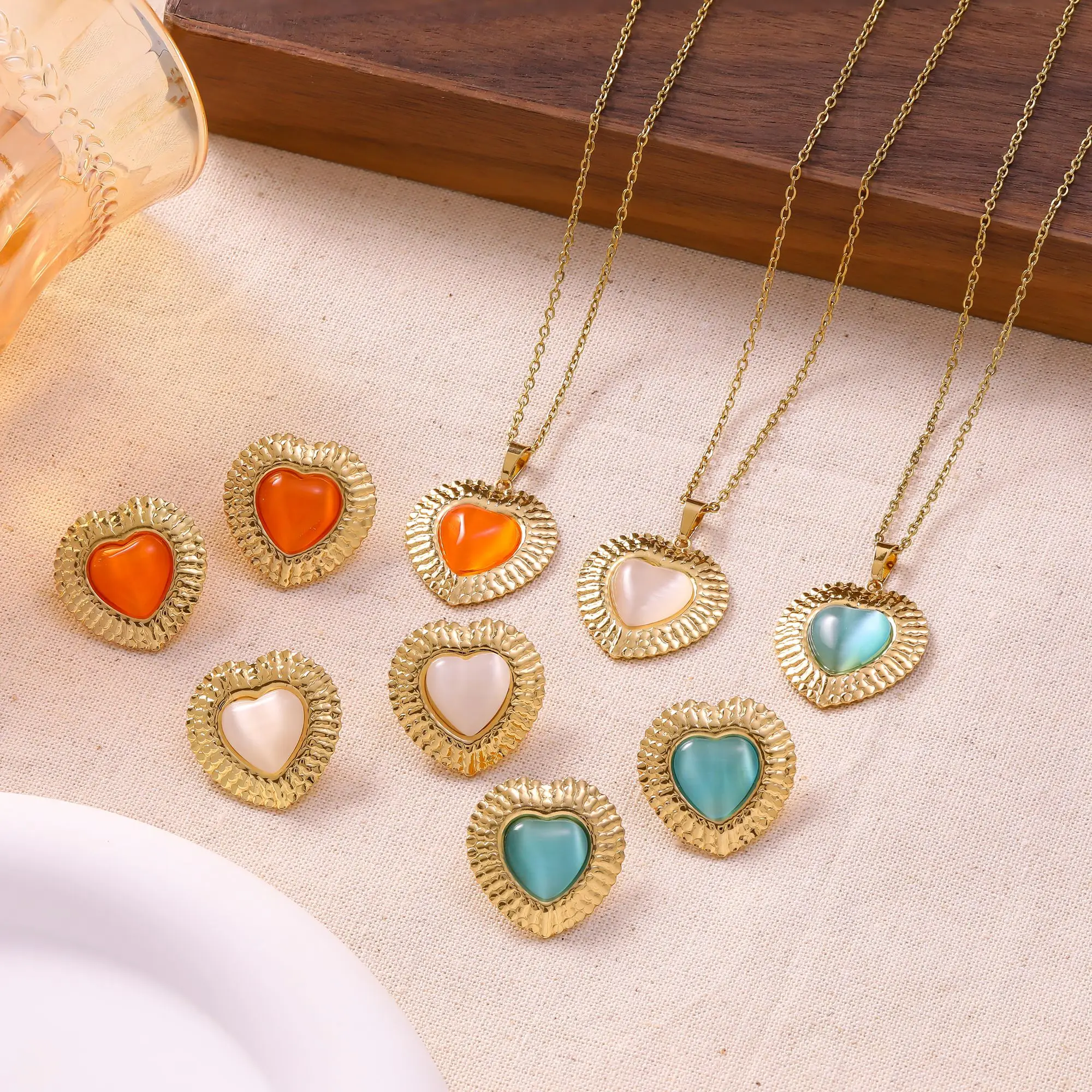 3-teiliges Edelstahl-Schmuckset mit grünem Herzanhänger und Ohrringen für Damen, modisches Party- und Hochzeitsgeschenk, wasserdichtes Accessoire für Frauen.