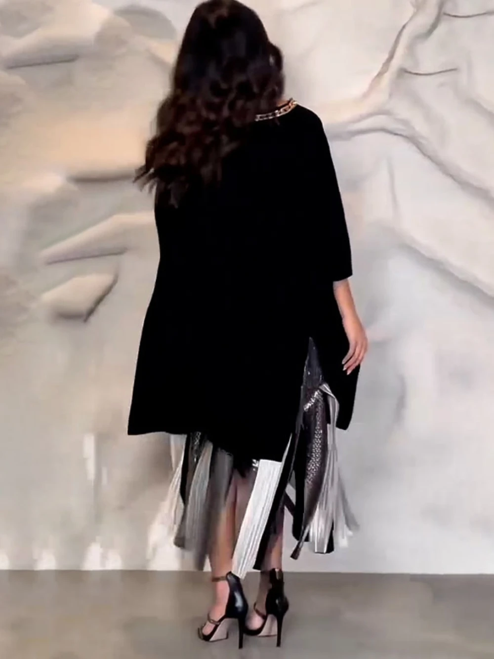 Black Glitter Chic Evening Dress With Golden Chains Beautiful V Neck Casual Date Travel Women Wear Elegant Stand Out at Events
