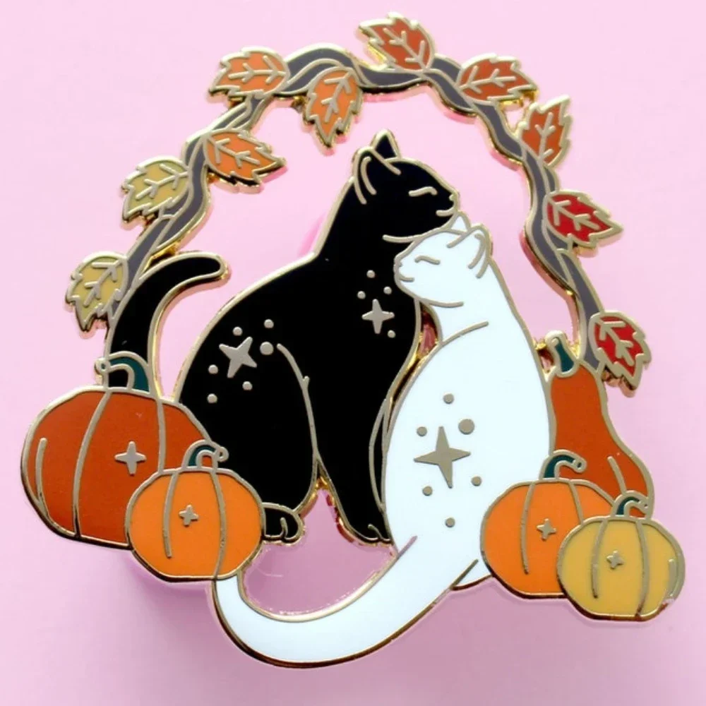 Pin de esmalte de gato de calabaza, broche de insignia de Animal, accesorio de joyería de Halloween, blanco y negro, Otoño y otoño