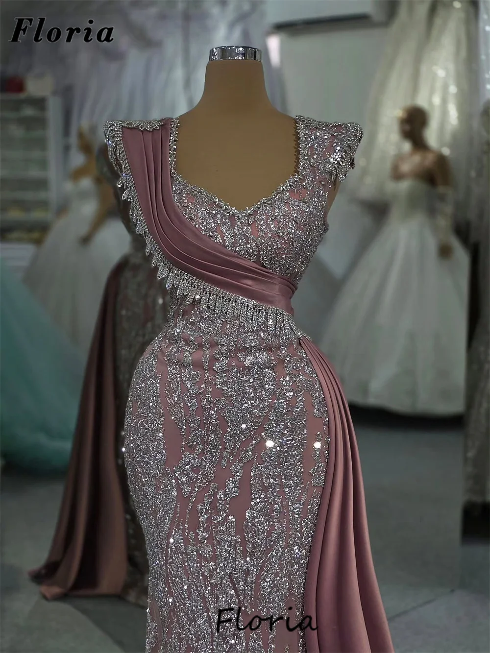 Proste sukienki na studniówkę z koralikami z rozcięciem i trenem, dekolt O, sukienki wizytowe damskie, sukienki wieczorowe, Vestidos De Cóctel, szyte na miarę, 2025