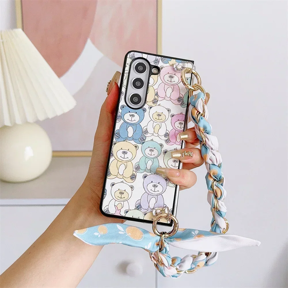 Etui na telefon Samsung Galaxy Z Fold 7 6 5 4 3 5G z twardą obudową, wykonane ze skóry PU z motywem uroczego misia, w stylu torebki z szalikiem i łańcuszkiem na nadgarstek.