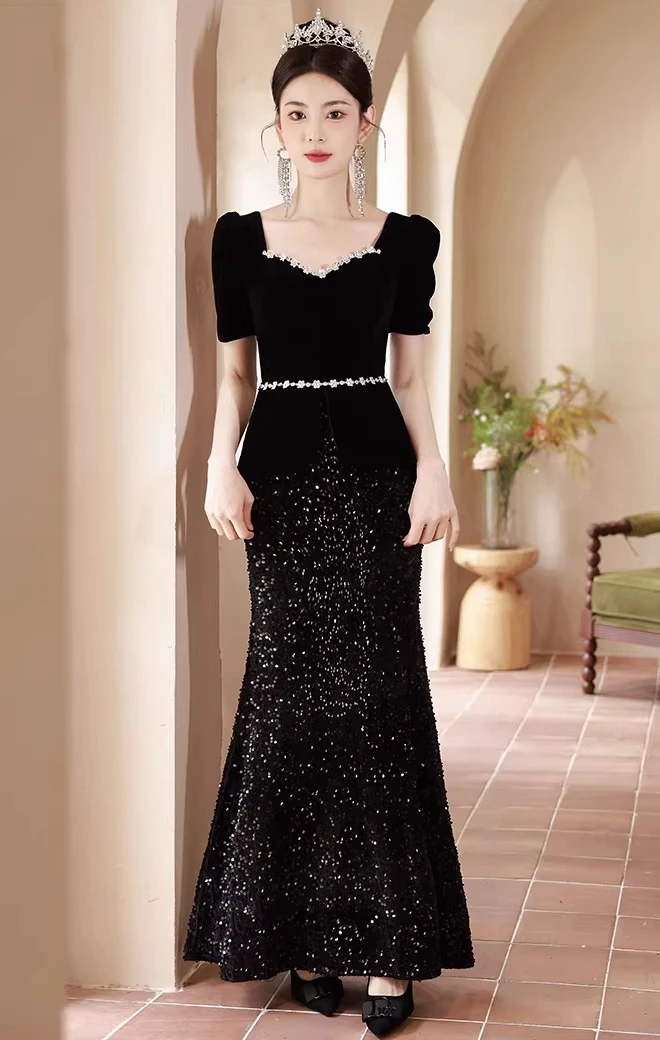 Krótka sukienka z cekinami, dekoltem w serek, dopasowana, czarna, zdobiona łańcuszkami, z trenem typu rybi ogon, idealna na urodziny, bankiety, uroczystości z okazji ukończenia 18 lat, długa sukienka.