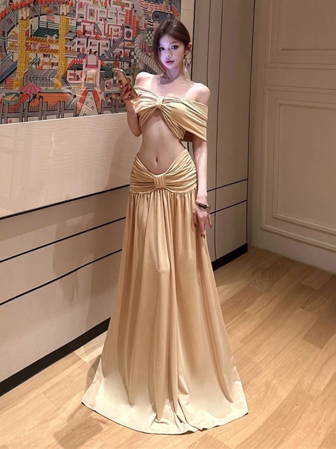 

Комплект из двух предметов Ele Gentle Wind, топ на одно плечо и f-юбка. Удобный весенний наряд из хлопка с высокой талией.