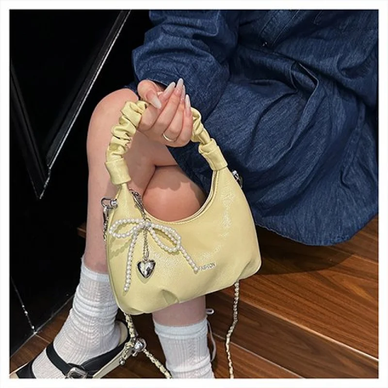 

Элегантная женская сумка через плечо из натуральной кожи с застежкой-молнией сверху и надежной переноской