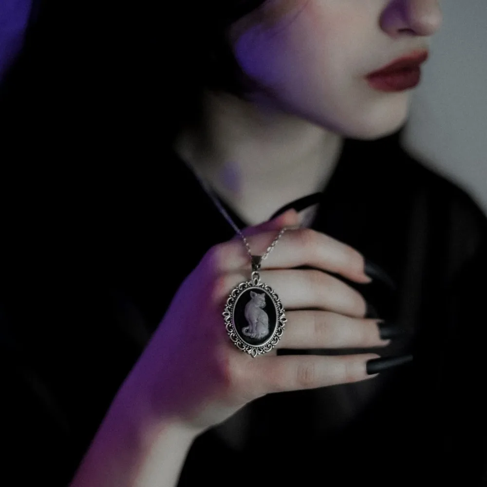 Charm Victoria Black Oval Sliver Color Lacework White Cat Relief Pendant Necklace for Women Gothic Halloween Witchcraft Jewelry