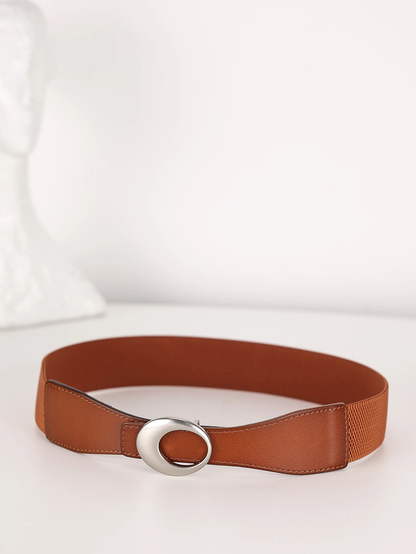 エレガントで創造的な芸術的な弾性レザーベルト、ファッショナブルで多用途なヴィンテージスタイルの女性用アクセサリー、ブラウンの滑らかな表面