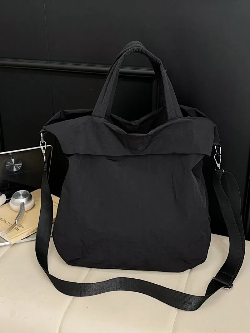 CEEKAY Mattschwarze, gekräuselte Nylon-Umhängetasche, übergroße, weiche Umhängetasche mit einfacher Überschlagöffnung, breiter, verstellbarer Stoffriemen, lässige Handtasche – Detail 6