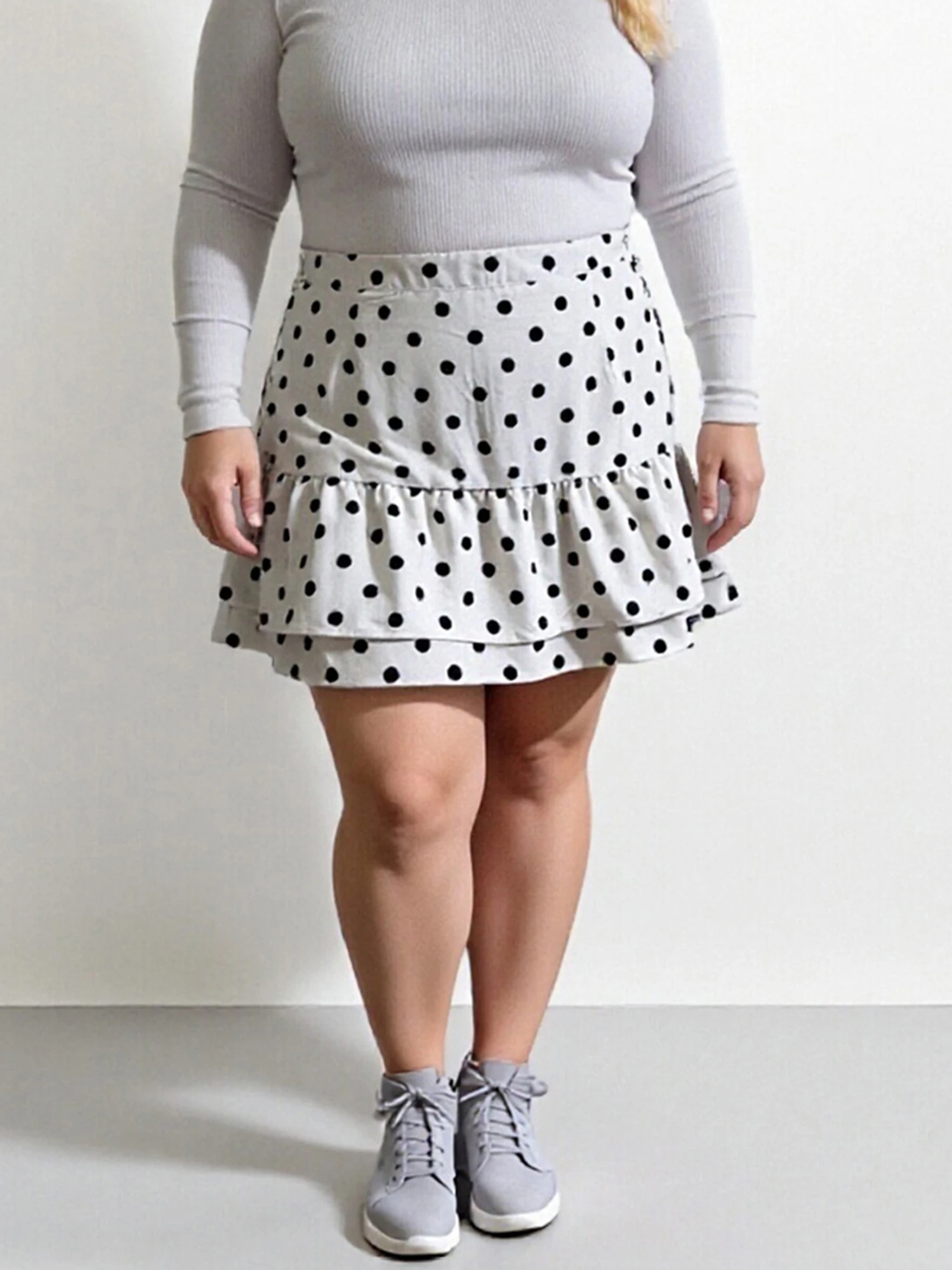 Saia midi elegante com estampa floral, cintura alta lisonjeira e bainha fluida com babados, perfeita para a moda primavera verão