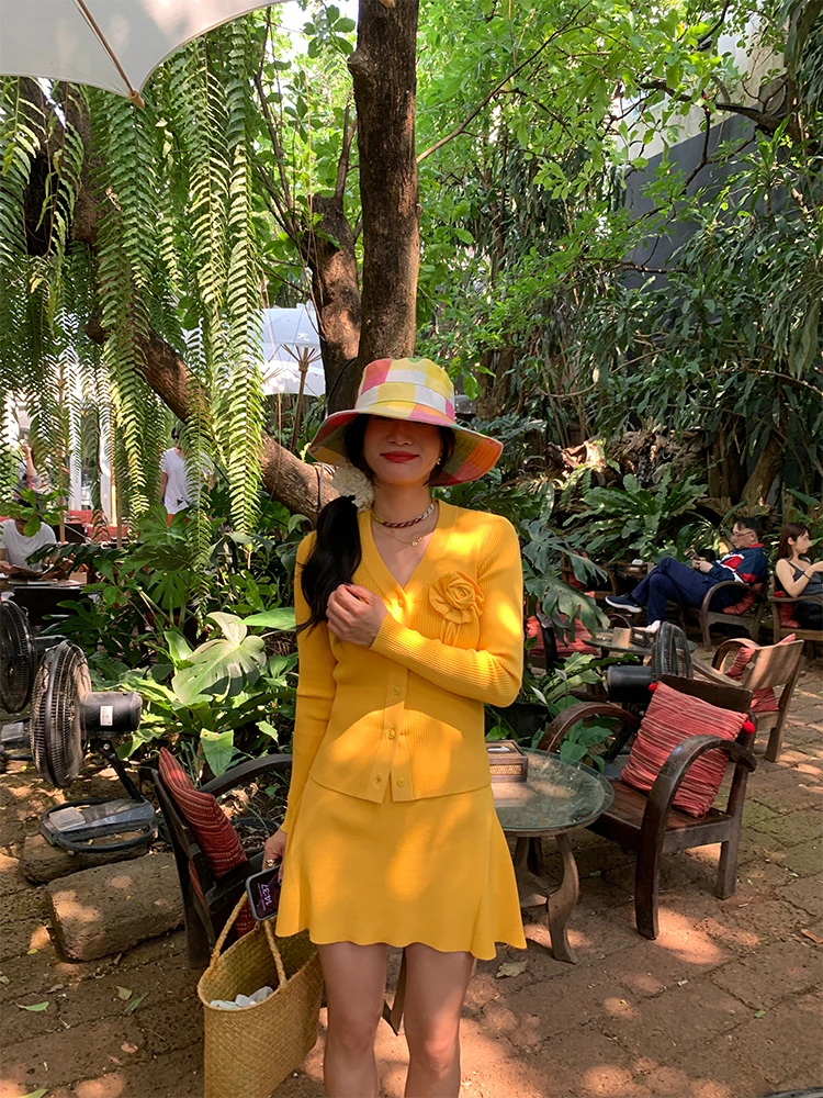 

Желтый вязаный свитер с V-образным вырезом и длинными рукавами из ледяного шелка, женский комплект из двух предметов: свитер и юбка, модный весенне-летний наряд