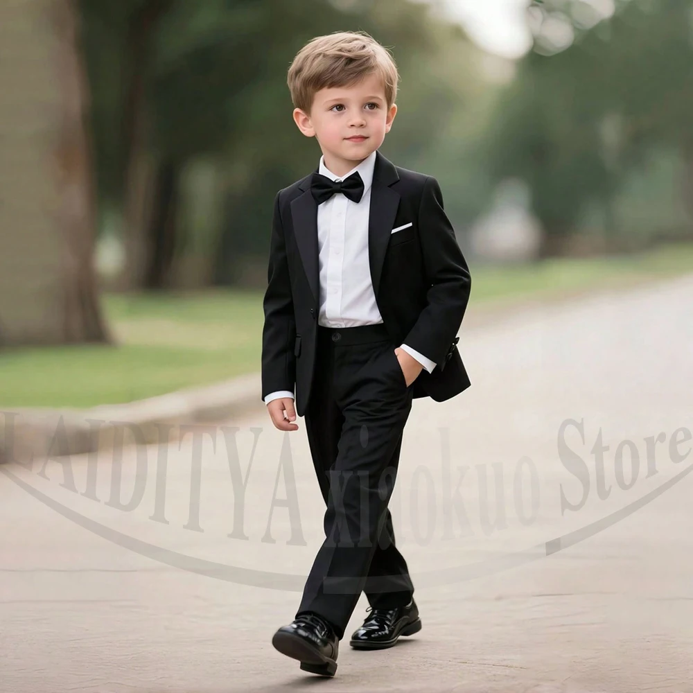 

Черный детский костюм-двойка: пиджак с одной пуговицей и заостренными лацканами, брюки. Для мальчиков, нарядный, для свадьбы, выпускного, вечеринки, торжественных мероприятий.